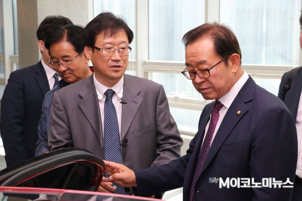 이종배 자유한국당 의원이 29일 국회에서 열린 자동차 튜닝산업 활성화 토론회에 참석해 전시된 튜닝 차량을 살펴보고 있다. <사진 - 김선재 기자>