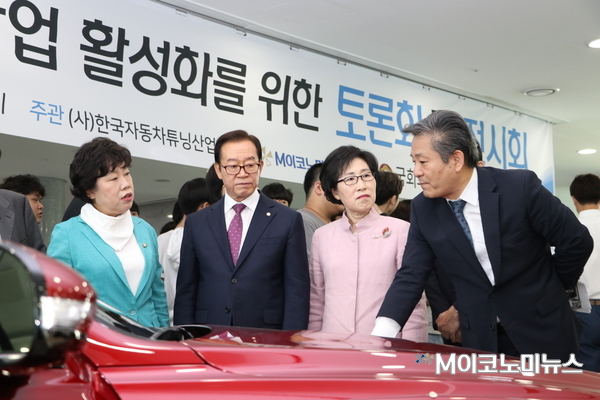왼쪽부터 민주평화당 조배숙 의원, 자유한국당 이종배 의원, 바른미래당 김삼화 의원, (사)한국자동차튜닝산업협회 발전협의회 조재성 의장이 국회의원회관 로비에 전시된 튜닝 차량을 살펴보고 있다.<사진 : 김선재 기자>