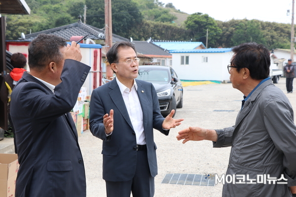 민주평화당 윤영일 의원이 대마도 주민들과 섬 현안 이야기를 나누고 있다.<사진 : 김선재 기자>