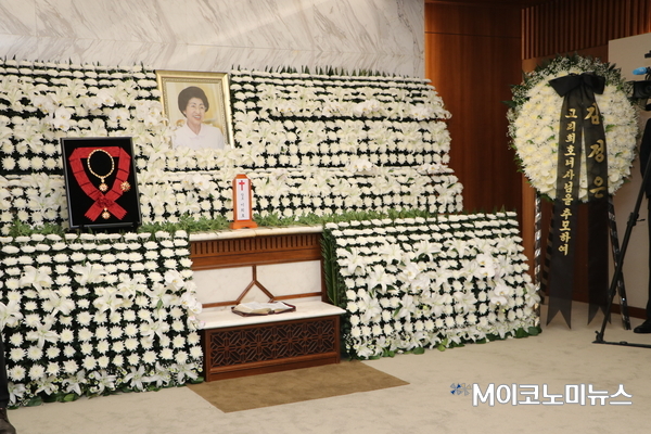 故 이희호 여사 빈소 옆에 놓여 있는 김정은 북한 국무위원장이 보내온 조화