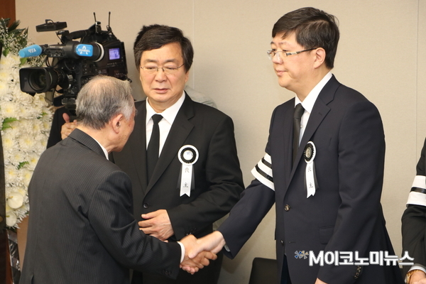 조문객을 위로하는 고 이희호 여사의 차남 김홍업 전 민주당 의원(왼쪽에서 두 번째)과 김홍걸 민족화해협력범국민협의회 이사장