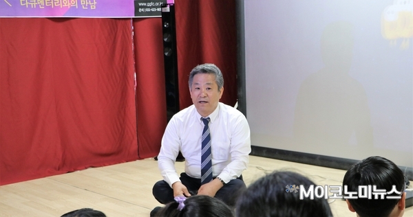 이날 조재성 경기영상위원장이 직접 파주 성체지역아동센터를 찾아 아이들과 함께 했다. 조재성 위원장은 아이들에게 "많은 것을 보고 다양한 꿈을 친구들과 함께 키워가야 한다"는 메시지를 전달했다.