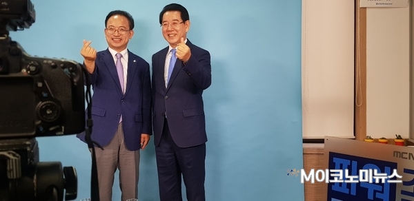사진설명 / 지난 20일 배종호의 M파워피플 초대석에 출연한 김영록 전남 도지사가 기념촬영을 하고 있다.