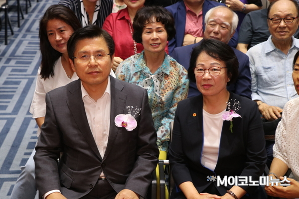 황교안 한국당 대표(왼쪽)와 황춘자 한국당 용산구당협 조직위원장(오른쪽)