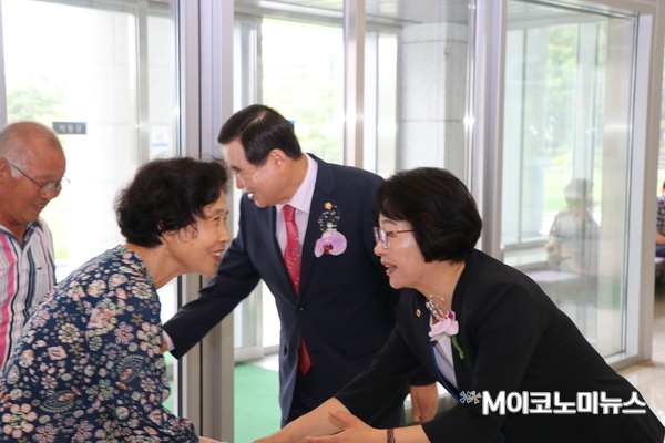황춘자 한국당 용산구 당협 조직위원장이 3일 오후 서울 용산구 백범기념관에서 열린 ‘용산구 당협 당원교육'에 온 참석자들과 인사를 나누고 있다.