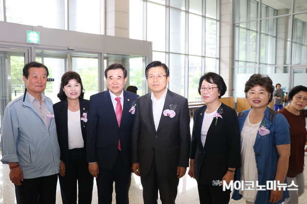 3일 오후 서울 용산구 백범기념관에서 열린 ‘한국당 용산구당협 당원교육’에서 황교안 한국당 대표(왼쪽에서 네 번째), 황춘자 용산구 당협 조직위원장(왼쪽에서 다섯 번째) 등 참석자들이 기념 촬영을 하고있다.