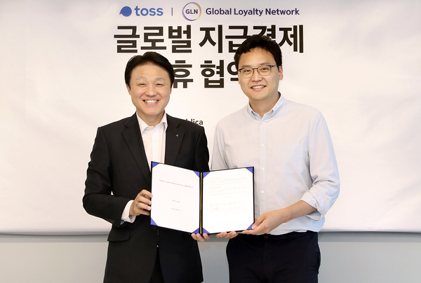 한준성 KEB하나은행 미래금융그룹 부행장과(왼쪽) 이승건 비바리퍼블리카 대표(오른쪽). <사진 - KEB하나은행>