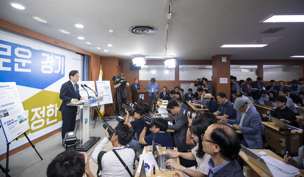 이 지사는 취임 1주년을 맞아 가진 기자회견에서 “세상이 공정해지면 삶이 바뀌고, 경제가 살아난다는 것을 입증해 보이겠다”며 자신감을 내비쳤다. <사진 : 경기도 제공>