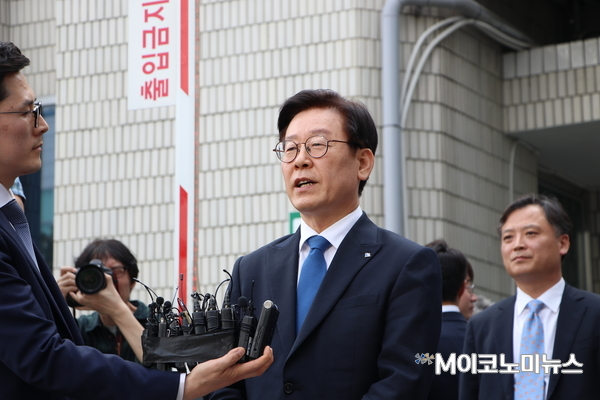 지난 5월16일 수원지법 성남지원에서 열린 1심 선고공판에서 무죄 선고를 받고 법원을 나온 이재명 경기도지사가 취재진의 질문에 답하고 있다. <사진 : 박홍기 기자>