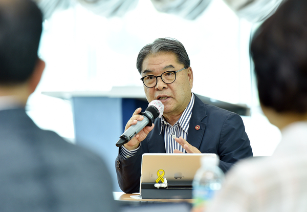 8일 25개 교육지원청 교육장들과 함께한 교육정책 추진을 위한 토론회에서 이재정 교육감이 '지역의 특색있는 혁신교육'의 중요성을 강조하고 있다. < 사진 : 경기도교육청>