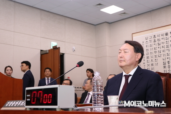 지난 8일 국회에서 열린 인사청문회에서 생각에 잠겨 있는 윤석열 검찰총장 후보자