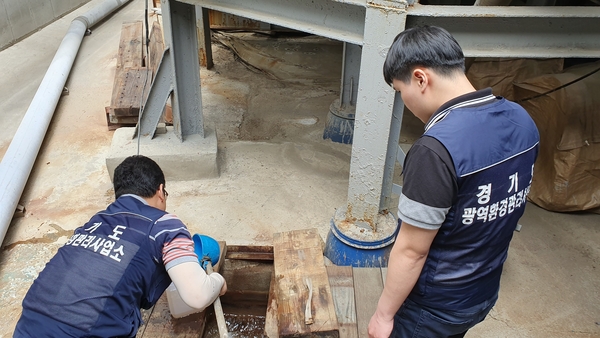 지난달 24일부터 지난 5일까지 반월시화산단 등 하천일대 사업장 단속현장 모습 <사진 : 경기도 제공>