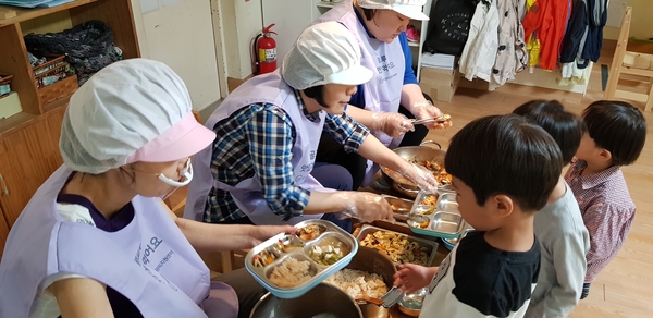 배식과정을 살펴보고 있는 부모모니터링단 <사진 : 경기도 제공>