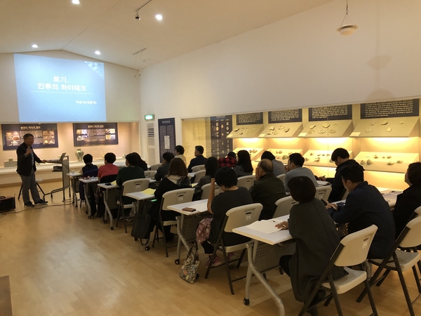 하문식 교수가 지난해 경기도자박물관에서 열린 지역문화유산교육에서 강의하고 있다. <사진 : 경기도 제공>