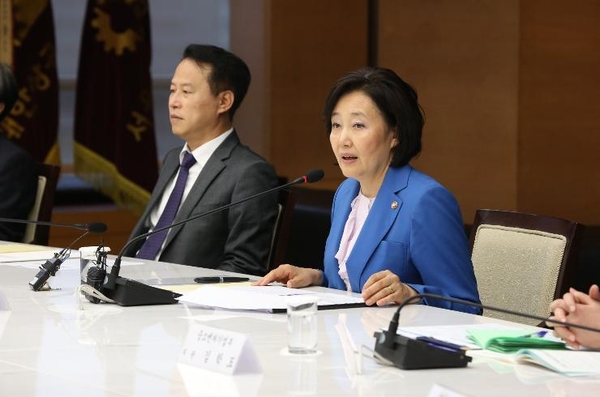 박영선 중소벤처기업부 장관의 취임 일성은 '상생과 공존'이었다. 사진은 지난 6월27일 대한상공회의소에서 진행된 '상생협력조정위원회' 출범식에서 박영선 장관이 발언하고 있는 모습.<사진 : 중기부>