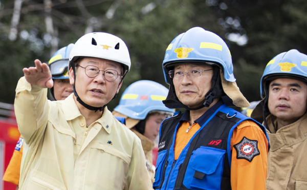 휴가 중이었던 이재명 경기도지사가 현장지휘를 위해 안성 공장 화재 현장으로 복귀했다. <사진 : 경기도>