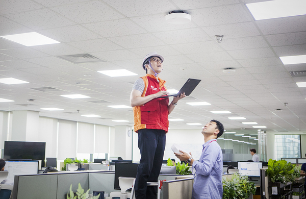SK텔레콤 구성원들이 분당사옥 5G 기지국에 5GX 인빌딩 솔루션을 적용해최종성능 검증을 하고 있다. / 사진 : SKT
