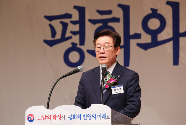 15일 오전 경기도경제과학진흥원 경기홀에서 열린 ‘제74주년 광복절 경축식’에서 이재명 경기도지사가 경축사를 하고 있다. <사진 : 경기도 제공>