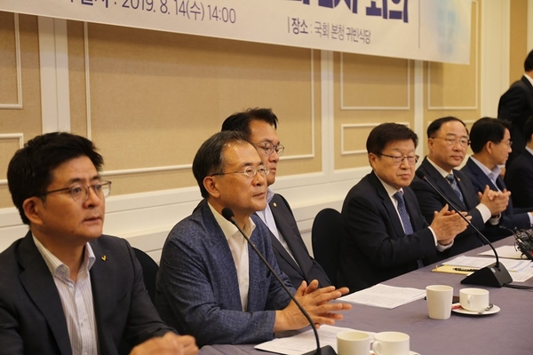 윤영일 의원은 ‘일본수출규제대책 민관정 협의회 제2차 회의'에 참석해 "농기계의 70% 이상이 일본산이라며, 정부의 적극적 지원이 필요하다"고 강조했다.