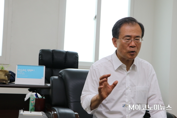 지난 7월24일 해남 지역구 사무실에서 만난 윤영일 의원은 "농산물 폭락 등에 대해 정부가 사실상 손을 놓고 있다"고 열변을 토했다.<사진 : 김선재 기자>