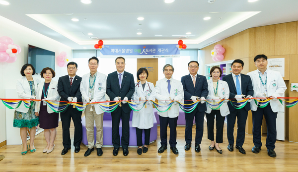 사진 설명/ 이대서울병원 7층 72병동에서 있은 아름인(人) 도서관 개관식에서 참석자들이 기념 촬영을 하고 있다.(왼쪽에서 4번째부터 편욱범 이대서울병원장, 안중선 신한카드 그룹장, 유은선 이대서울병원 소아청소년과장, 문병인 이화여자대학교 의료원장)/ 이대서울병원 제공 