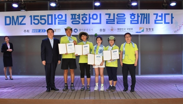 유동규 경기관광공사 사장(왼쪽 첫번째)과 수료증을 받은 대원들이 기념 촬영을 하고 있다. <사진 : 경기도 제공>