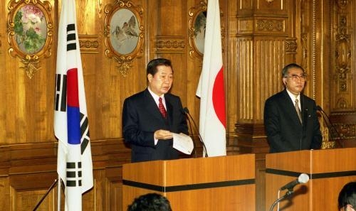 지난 1998년 10월 28일 김대중 대통령과 일본 오부치 게이조 총리의 협정 서명식 및 공동기자회견 <사진 : e영상역사관>