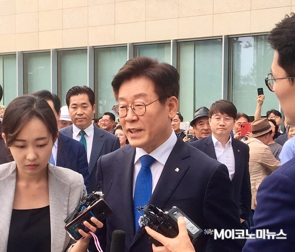 이재명 경기도지사가 6일 항소심 선고 공판에 출석하기 위해 수원고등법원에 들어서고 있다.<사진 : 문장원 기자>