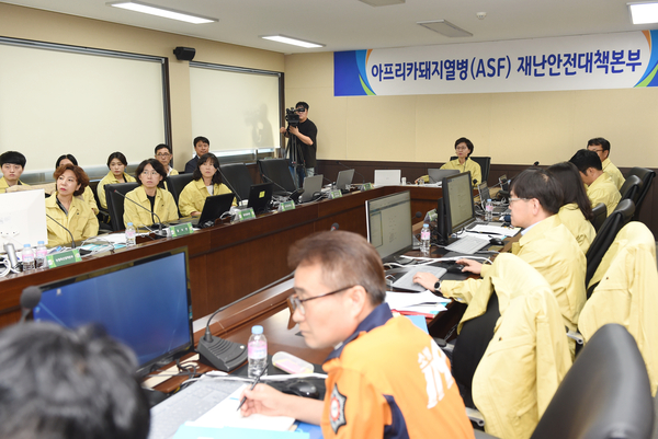이화순 행정2부지사가 18일 오후 파주 농업기술센터 내 ASF방역대책상황실을 방문해 현황을 청취하고 있다.<사진 : 경기도 제공>
