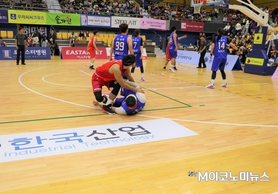 연예인들과 전 프로농구선수들이 함께 팀을 이뤄 자선경기임에도 박진감 넘치게 펼쳐졌다. 1쿼터부터 4쿼터까지 4점차 이내의 점수차로 끝까지 손에 땀을 쥐게 했다.<사진 : 김선재 기자>