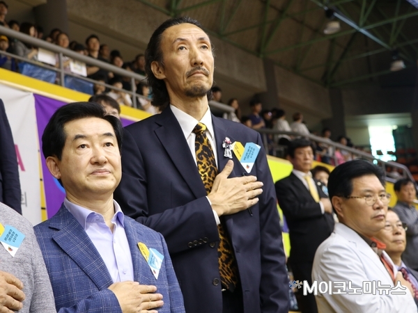 왼쪽부터 안병용 의정부시장, 한기범 회장, 홍문종 우리공화당 의원