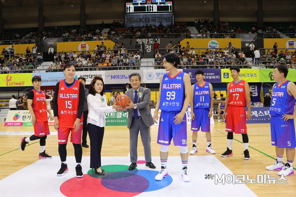 경기영상위원회 조재성 위원장(오른쪽)이 한국산업(주) 장미희 대표(왼쪽)와 함께 시구를 하고 있다.
