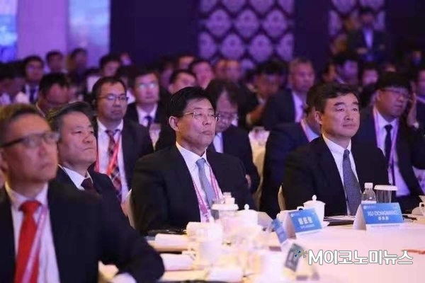제1회 칭다오 다국적기업 리더 서밋에는 중국 정부, 다국적 기업인 등 행사에 참석한 귀빈만 5,100여명에 달했다. M이코노미뉴스 조재성 대표이사(가운데 좌)와 중국 전국인민정치협상회의 웨이하이 위원회 서동명 부주석(가운데)이 개막행사를 지켜보고 있다.