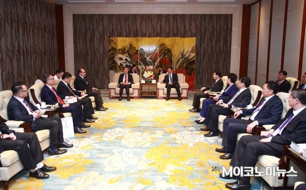 M이코노미뉴스 조재성 대표이사(가운데 좌)와 웨이하이시 왕노명 서기(가운데 우)의 대담은 중국 정부 관계자들 30여명이 참석한 가운데 비공개로 진행됐다.