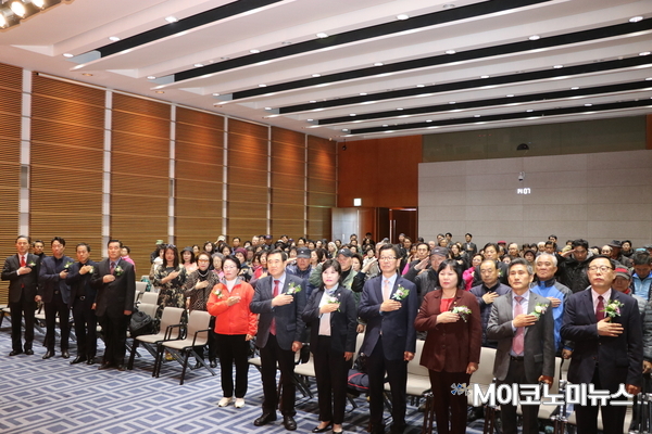14일 오후 서울 용산구 백범기념관에서 열린 ‘한국당 용산구당협 하반기 당원교육’에서 참석자들이 국민의례를 하고 있다.
