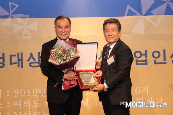 더불어민주당 이개호 의원(좌)과 M이코노미뉴스 조재성 주필(우)