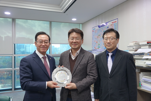 한국자동차튜닝산업협회는 19일 이종배 의원을 찾아 상패를 전달했다.<br>
<자유한국당 이종배 의원(좌), 김필수 한국자동차튜닝산업협회장(가운데), 허정철 한국자동차튜닝산업협회 사무총장(우)> / <사진 : 한국자동차튜닝산업협회 제공>