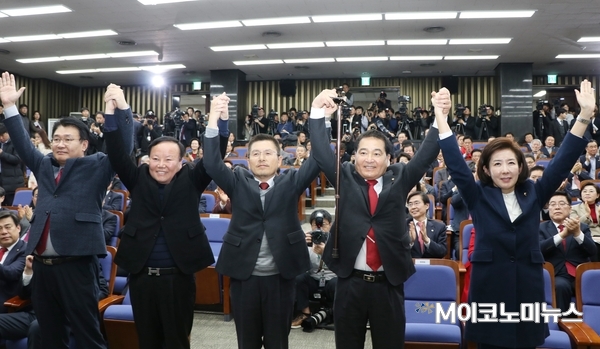 차기 원내대표 및 정책위의장 투표에서 선출된 심재철 자유한국당 의원(오른쪽에서 두 번째)과 김재원 자유한국당 의원(왼쪽에서 두 번째) / 사진 : 박홍기 기자