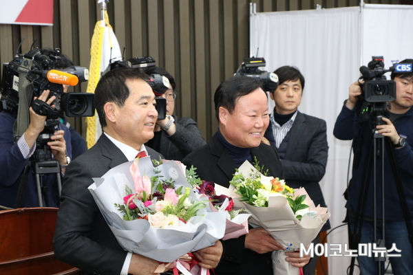 심재철 신임 자유한국당 원내대표(왼쪽)과 김재원 신임 자유한국당 정책위의장(오른쪽) / 사진 : 박홍기 기자