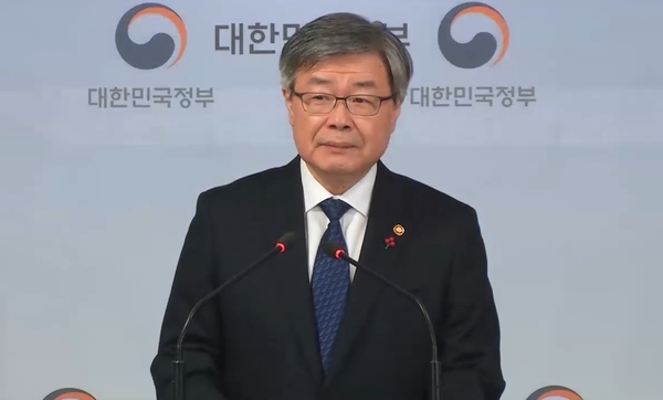 주52시간제 안착을 위한 보완대책을 발표하는 이재갑 고용노동부 장관<정부 e브리핑 화면 캡쳐>