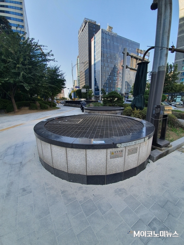 인도에 나 있는 지하철 환기구, 2019년 국정감사 등에서 지하철 환기구 등에서 배출되는 미세먼지가 도심내 미세먼지 주요 요인으로 지목돼 주목을 받았다.