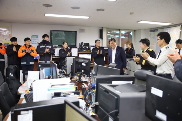 17일(금) 김선동 국회의원이 도봉소방서(서장 김용근)를 방문해 직원들을 격려하고 있다.