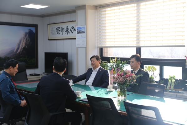 23일(목) 김선동 국회의원이 정광복 도봉경찰서장으로부터 당면 업무를 청취하고 의견을 나누고 있다.