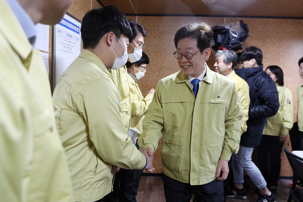 근무자 격려하는 이재명 경기도지사 <사진 : 경기도 제공>