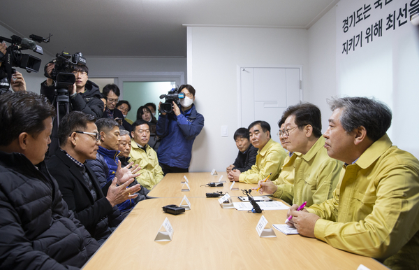 마을 주민 간담회를 진행하는 이재명 경기도지사 <사진 : 경기도 제공>