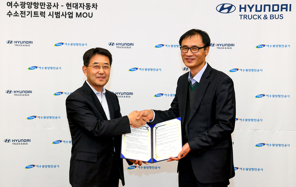 (왼쪽부터) 이인철 현대자동차 상용사업본부장과 여수광양항만공사 길인환 운영본부장의 모습 <사진 : 현대자동차 제공>