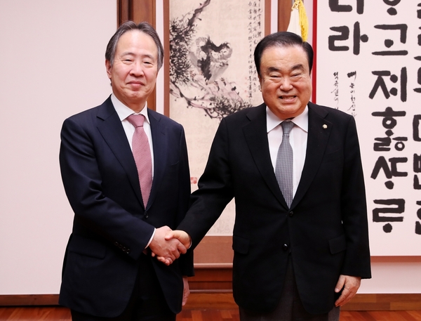 악수를 나누고 있는 문희상 국회의장(오른쪽)과 도미타 코지 신임 주한일본대사 <사진 : 국회 제공>
