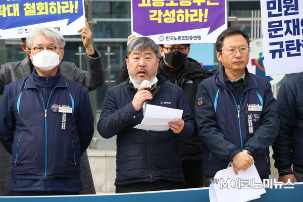 한국노총 김동명 위원장(가운데)과 민주노총 김명환 위원장(가운데 우)이 함께 기자회견에 참석해, 양대노총 공동 투쟁을 강조했다.