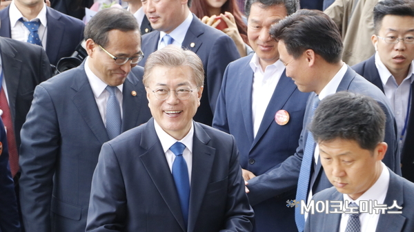 ▲ '산별교섭 등 초기업단위 단체교섭 촉진'은 문재인 대통령의 공약 가운데 하나다. 하지만 구체적 정책 추진은 이뤄지고 있지 않다. 다른 노동정책과 함께 맞물려 돌아가지 않는 가운데 엇박자가 나고 있진 않는지 살펴봐야 한다는 지적도 있다.<사진 : M이코노미 사진DB>