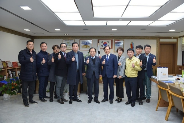 경기관광공사 유동규 사장(왼쪽에서 5번째), 박윤국 포천시장(왼쪽에서 6번째) <사진 : 경기관광공사 제공>